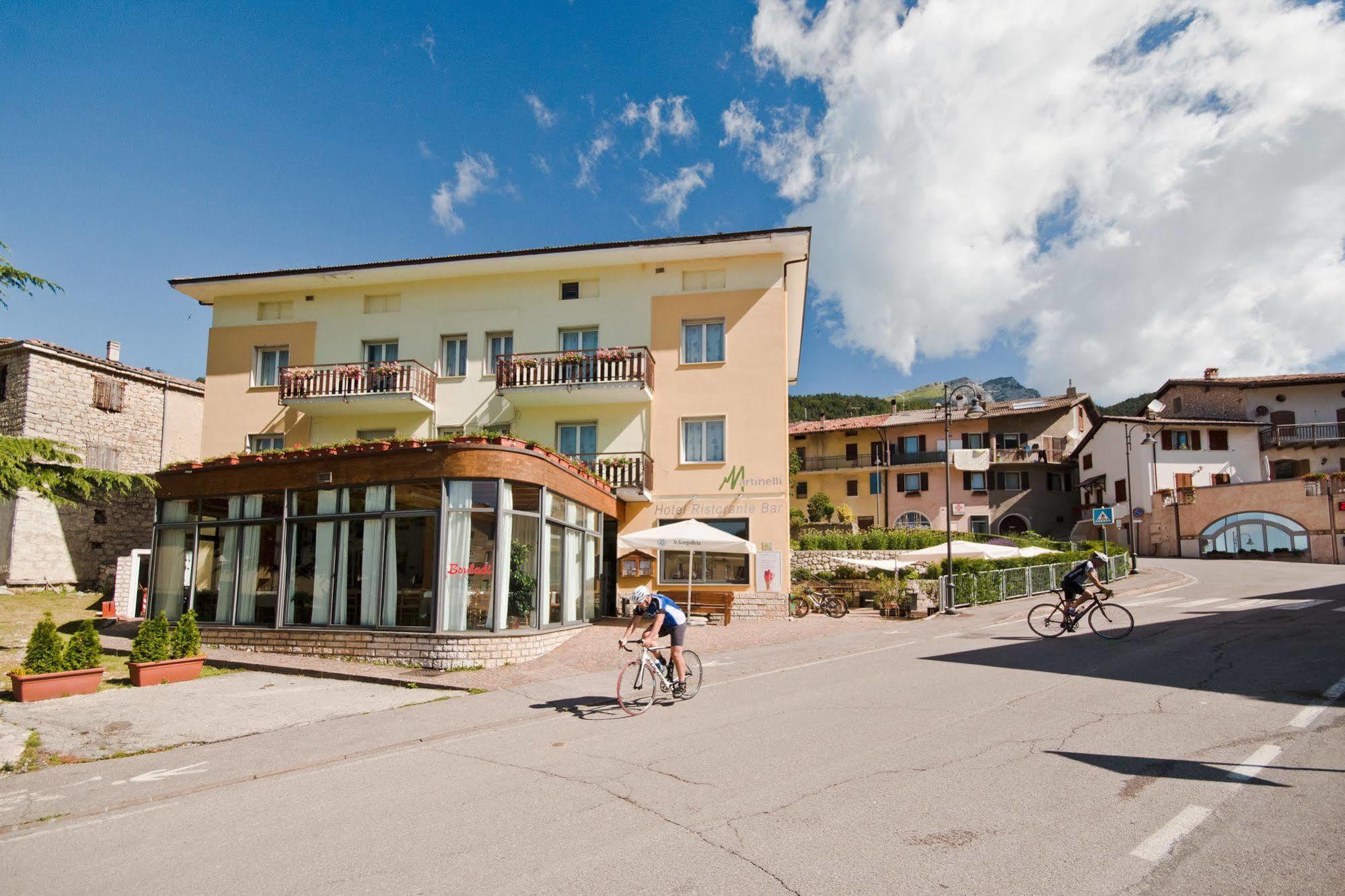 Hotel Martinelli Ronzo-Chienis Екстер'єр фото