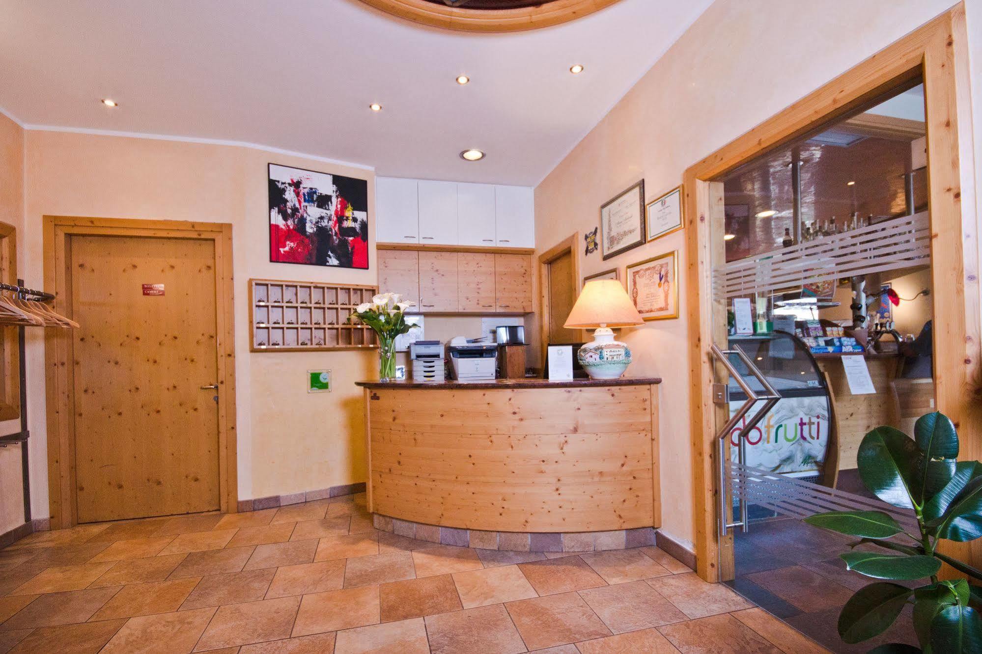 Hotel Martinelli Ronzo-Chienis Екстер'єр фото